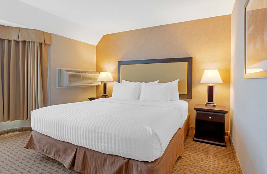 Queen Suite with Kitchen Queen Suite with Kitchen